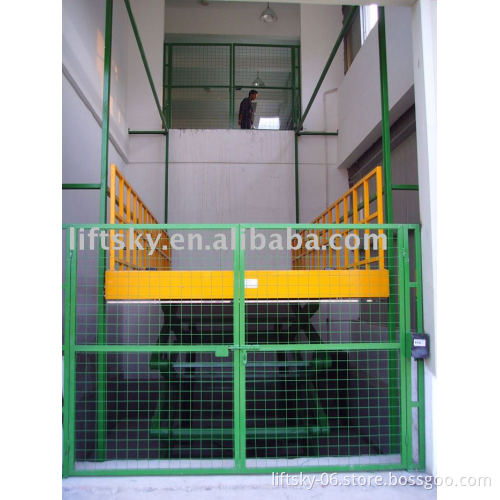 Hydraulic cargo lift